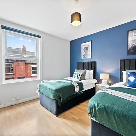 Exquisite 4 Bed In Leeds - Sleeps 10 - Parking *