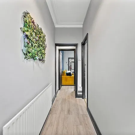 Exquisite 4 Bed In Leeds - Sleeps 10 - Parking بيت للعطل *