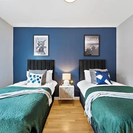 Exquisite 4 Bed In Leeds - Sleeps 10 - Parking بيت للعطل