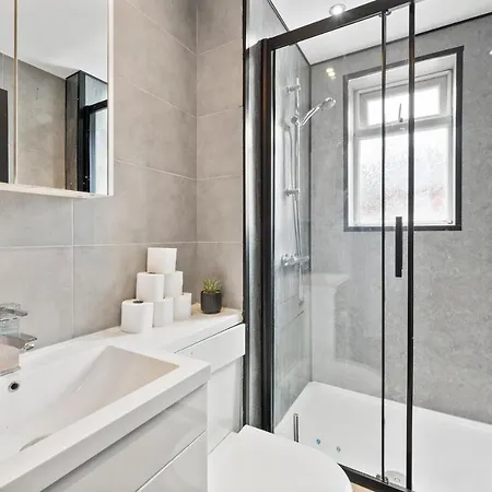 Exquisite 4 Bed In Leeds - Sleeps 10 - Parking ليدز