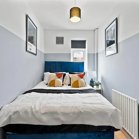 Exquisite 4 Bed In Leeds - Sleeps 10 - Parking