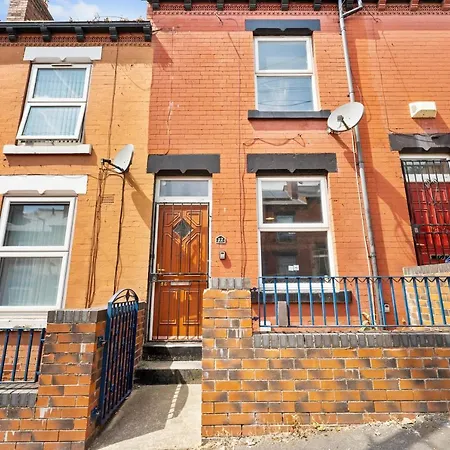 Exquisite 4 Bed In Leeds - Sleeps 10 - Parking بيت للعطل