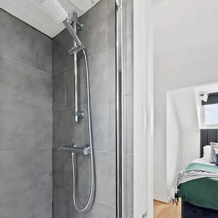 Exquisite 4 Bed In Leeds - Sleeps 10 - Parking