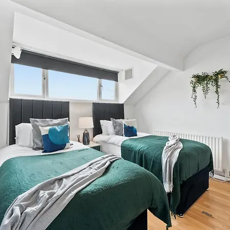 Exquisite 4 Bed In Leeds - Sleeps 10 - Parking ليدز