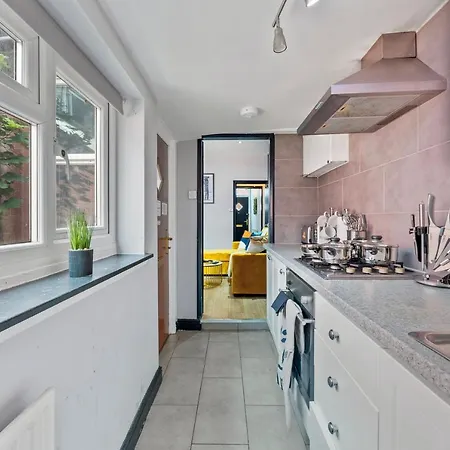 Exquisite 4 Bed In Leeds - Sleeps 10 - Parking * ليدز