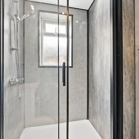 Exquisite 4 Bed In Leeds - Sleeps 10 - Parking بيت للعطل ليدز