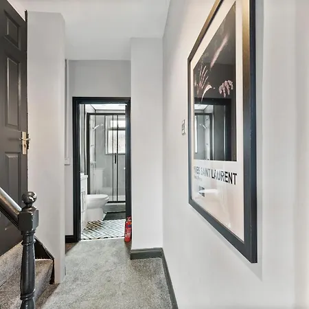 Exquisite 4 Bed In Leeds - Sleeps 10 - Parking ليدز