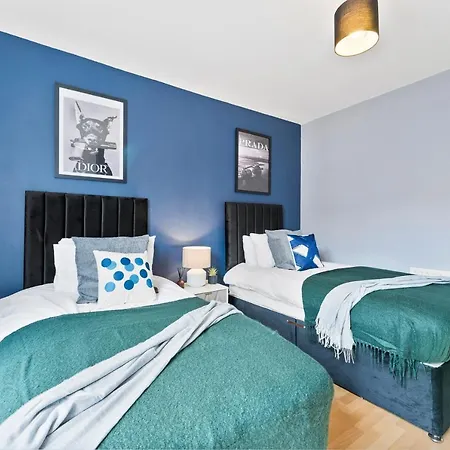 Exquisite 4 Bed In Leeds - Sleeps 10 - Parking بيت للعطل *