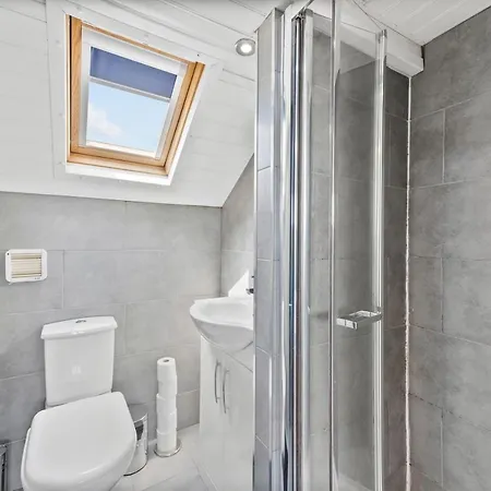 Exquisite 4 Bed In Leeds - Sleeps 10 - Parking بيت للعطل